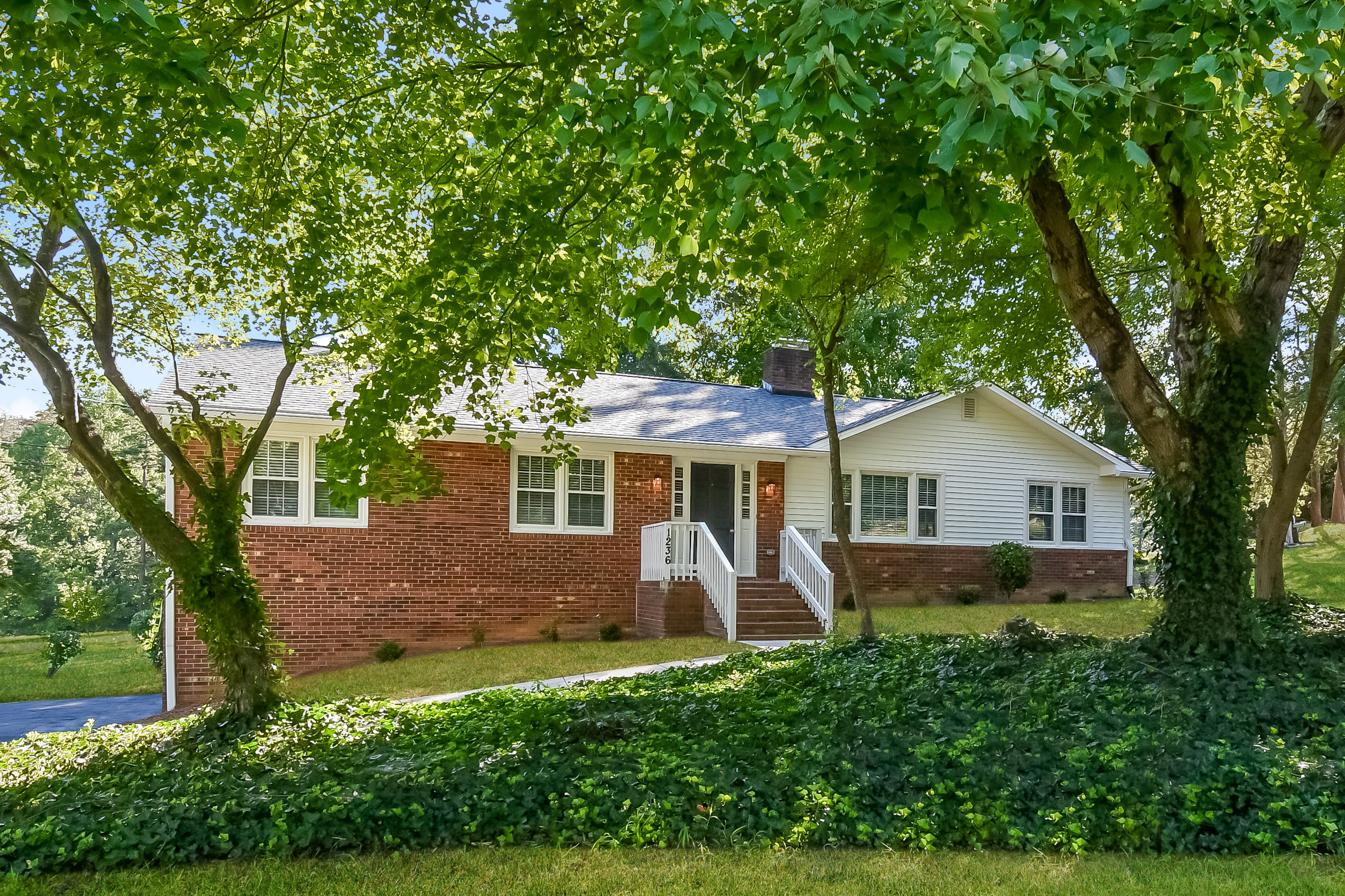 1236 BAYHILL CT KERNERSVILLE, NC 27284